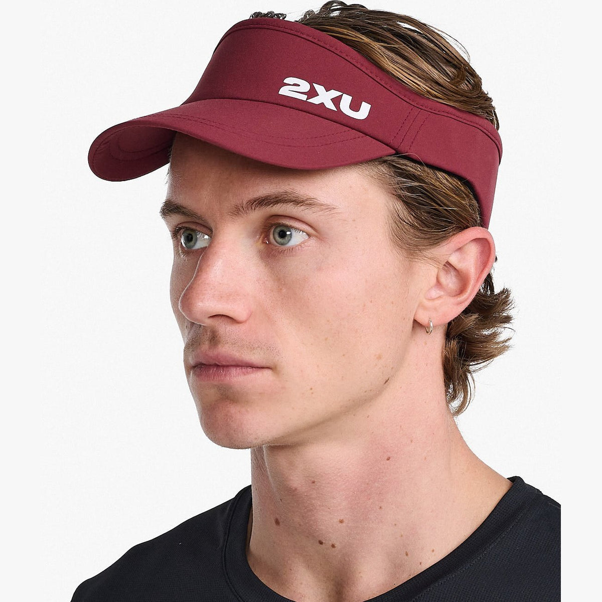 2XU Run Visor GEAR - Unisex Hats, Visors &amp; Headwear TRUFFLE/WHITE