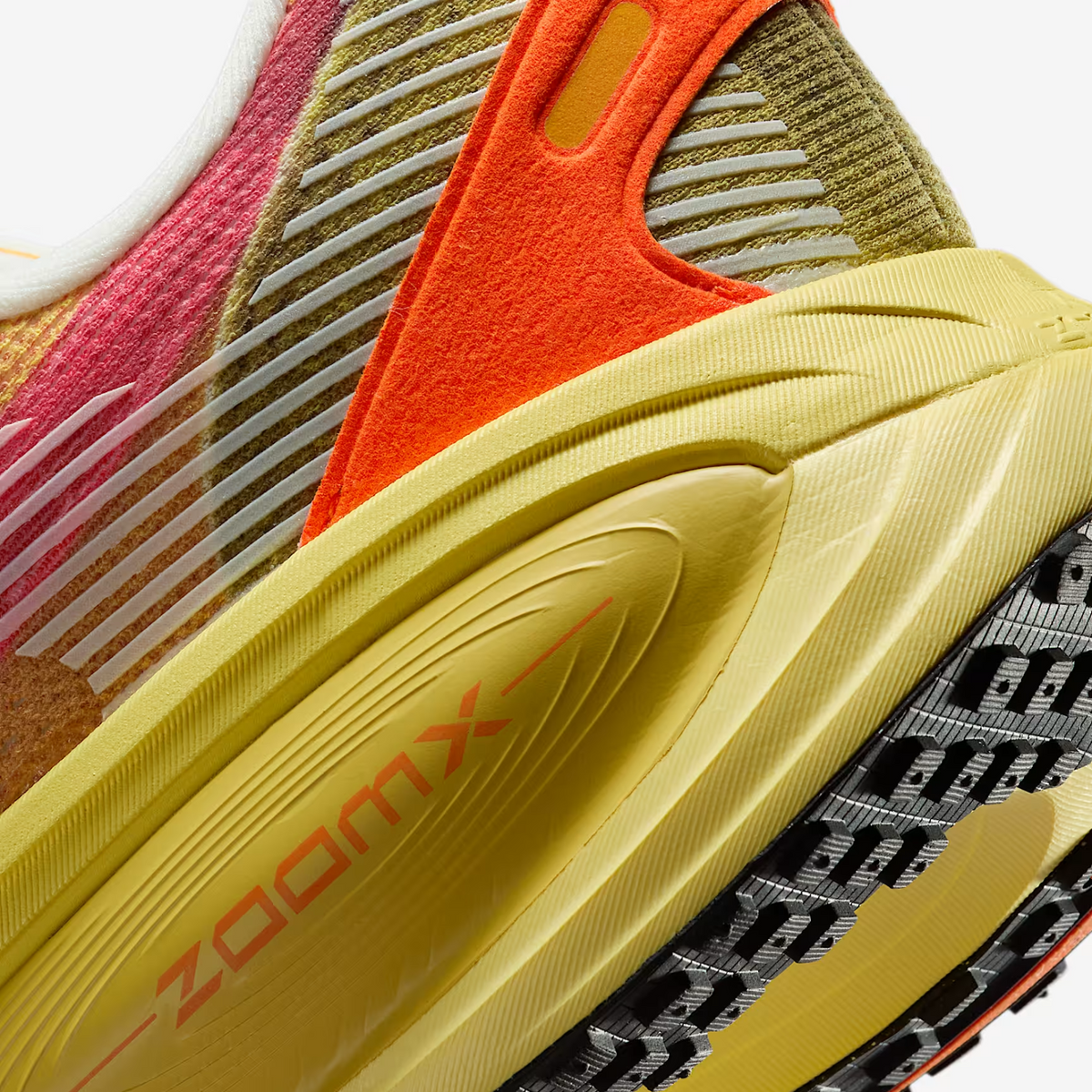 NIKE Vomero 18 SE Men's FOOTWEAR - Unisex Neutral Cushioned